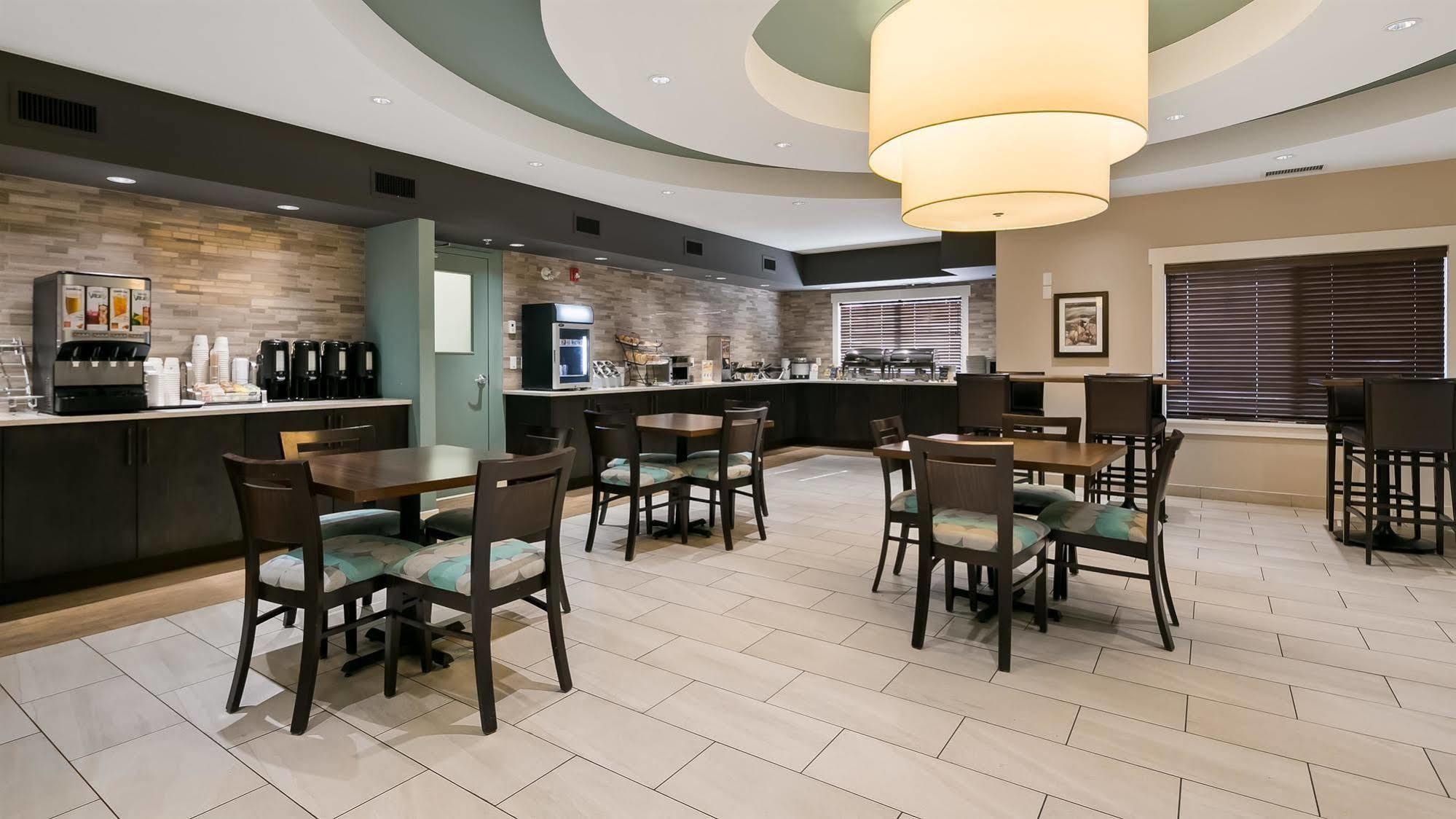 Best Western Plus Chestermere Hotel Exterior foto
