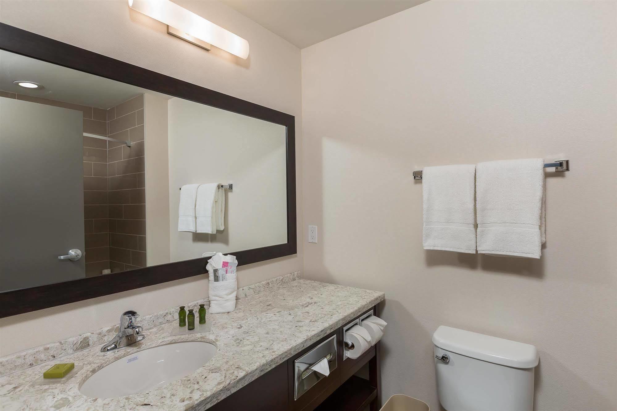 Best Western Plus Chestermere Hotel Exterior foto